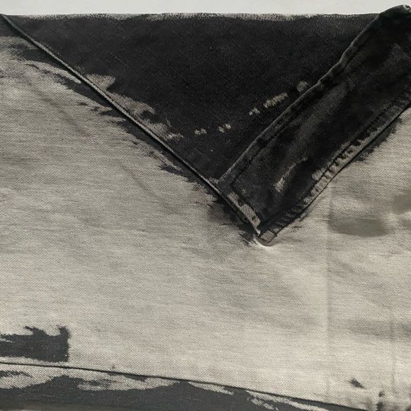 Black distressed denim jeans. Oversized fit, cinch waist, elastic bottom. - Picture 4 of 4